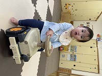 オモチャの車にまたがる女の子