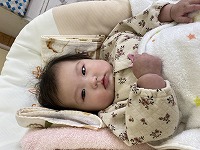 ベッドで笑っている赤ちゃん