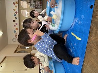 氷で遊んでいる