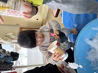 氷で遊んでいる