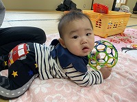 腹ばいで遊ぶ子ども