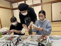 講師の先生に作り方を教えてもらっている