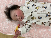 玩具を握りしめる子ども