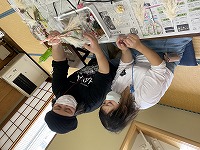 講師の先生に作り方を教えてもらっている