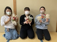 参加した保護者３名と作品と記念撮影