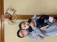 完成したお正月飾りと親子で記念写真