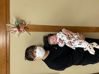 完成したお正月飾りと親子で記念撮影