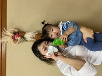 完成したお正月飾りと親子で記念撮影