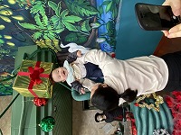 大きなプレゼントと記念撮影