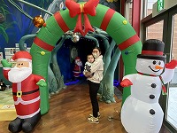 イルミネーションの入り口で記念写真