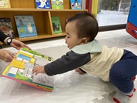 絵本に興味を示す子ども