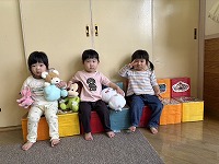 女の子同士で遊んでいる