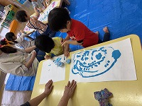 絵具で遊んでいる子ども
