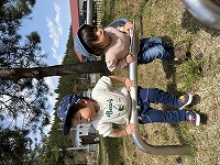 公園で遊ぶ子ども