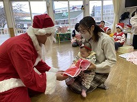 サンタさんからプレゼントをもらう子ども