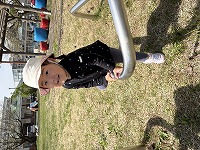 公園で遊ぶ子ども