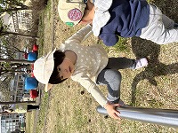 公園で遊ぶ子ども