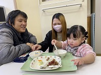 幼児食を食べる子ども