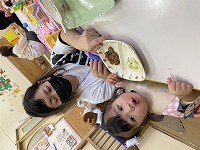 幼児食を食べる子ども