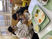 離乳食を食べる子ども