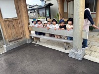 お寺さんでみんなでポーズ