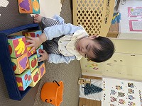 積み木で遊ぶ女の子