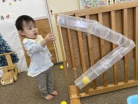 ボール落としをする女の子