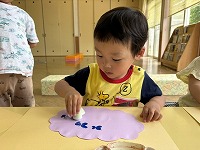 絵の具スタンプで遊んでいる