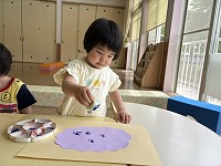 絵の具スタンプで遊んでいる
