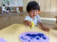 絵の具スタンプで遊んでいる