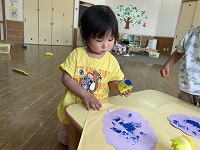 絵の具スタンプで遊んでいる