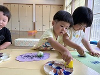 絵の具スタンプで遊んでいる