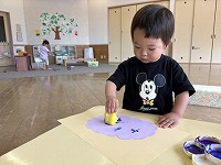 絵の具スタンプで遊んでいる