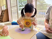 絵の具スタンプで遊んでいる