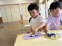 絵の具スタンプで遊んでいる