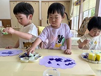 絵の具スタンプで遊んでいる