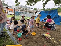 砂場で遊んでいる