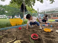 砂場で遊んでいる