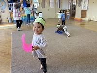カエルになりきって遊んでいる