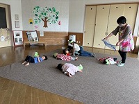 カエルになりきってリズム遊び
