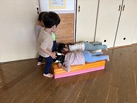 お友達とお昼寝ごっこ