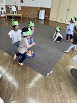 カエルになりきって遊んでいる２歳児