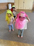 カエルになりきって遊んでいる２歳児