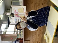 絵本を読んでいる先生