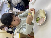 サンドイッチを作っている子ども