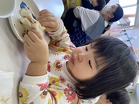 サンドイッチを作っている子ども