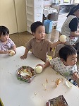 話を聞いている子どもたち