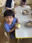玉ねぎの皮をむいた男の子