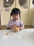 玉ねぎを触っている女の子