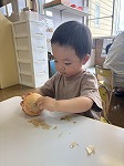 玉ねぎの皮をむいている男の子